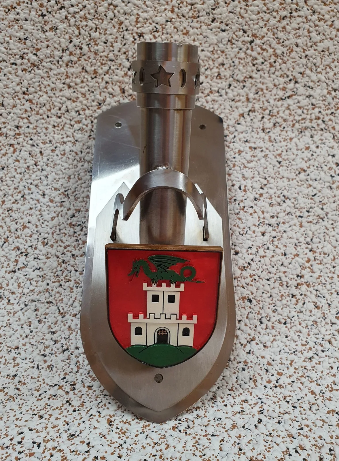 Nosilec za eno zastavo z grbom MOL