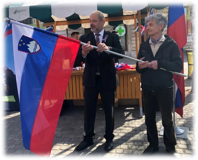 Predsednik DS Alojz Kovšca pred novinarji prikazuje vrtljiv drog za zastavo