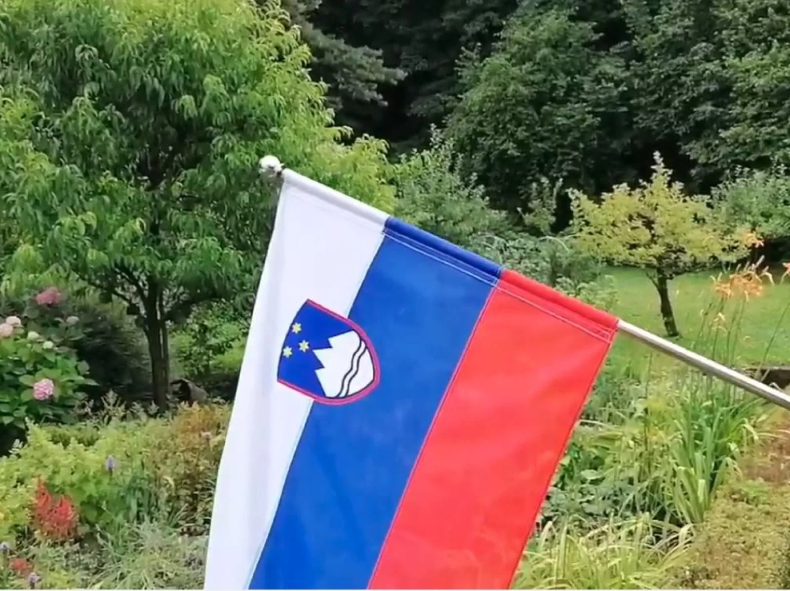 Vrtljiv drog za zastavo v vrtu