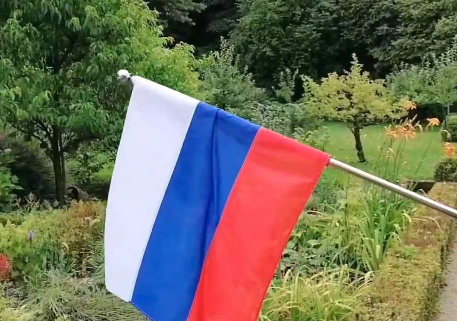 Vrtljiv drog z zastavo, drug zorni kot