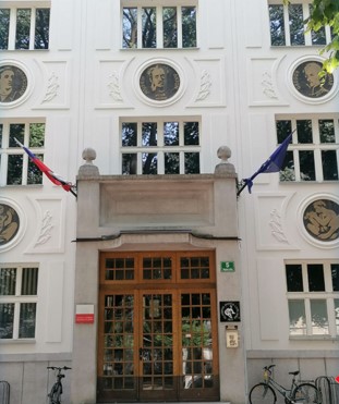 Zgradba Slovenske matice v Ljubljani z zastavnim nosilcem