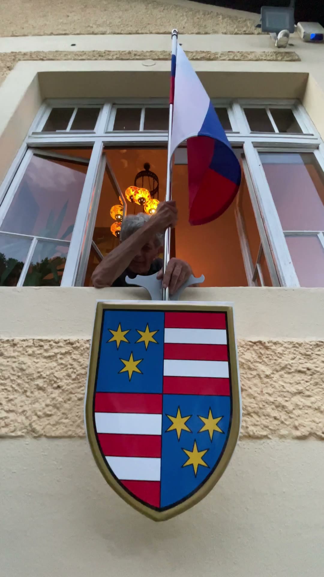 Pregibni nosilec za zastavo na fasadi