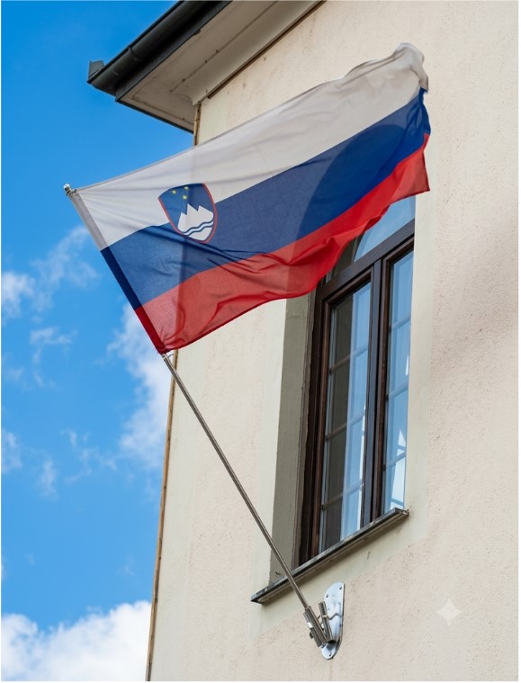 Zastava na nosilcu na gasilskem domu