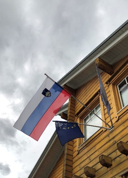 Zastava na nosilcu po nevihti, junij 2023