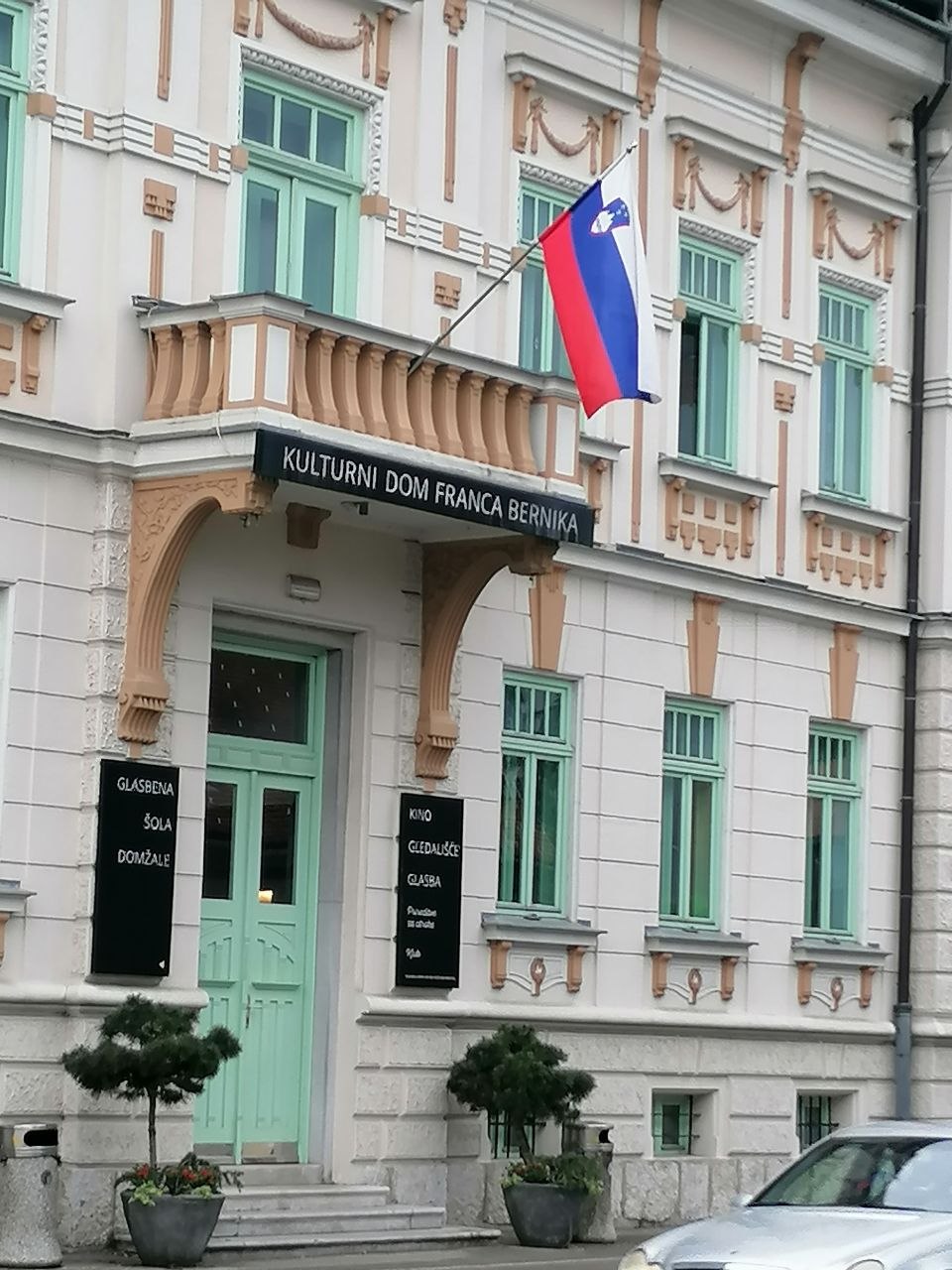 Zastava pred kulturnim domom Franca Bernika v Domžalah